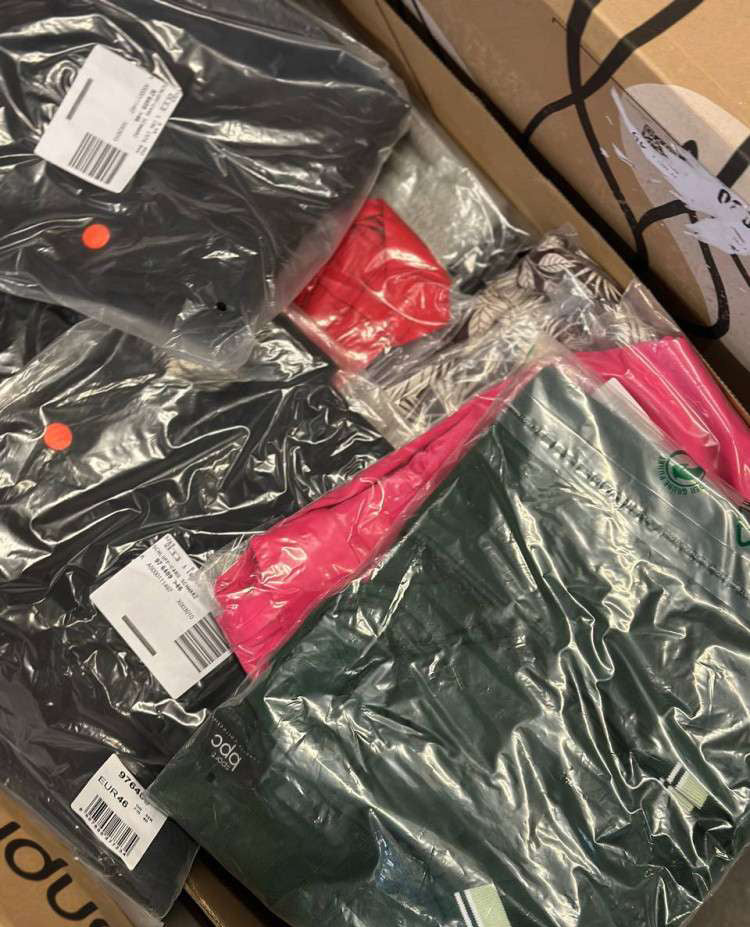 LOT MIXTE DE VÊTEMENTS EN STOCK -001 . 3,99€